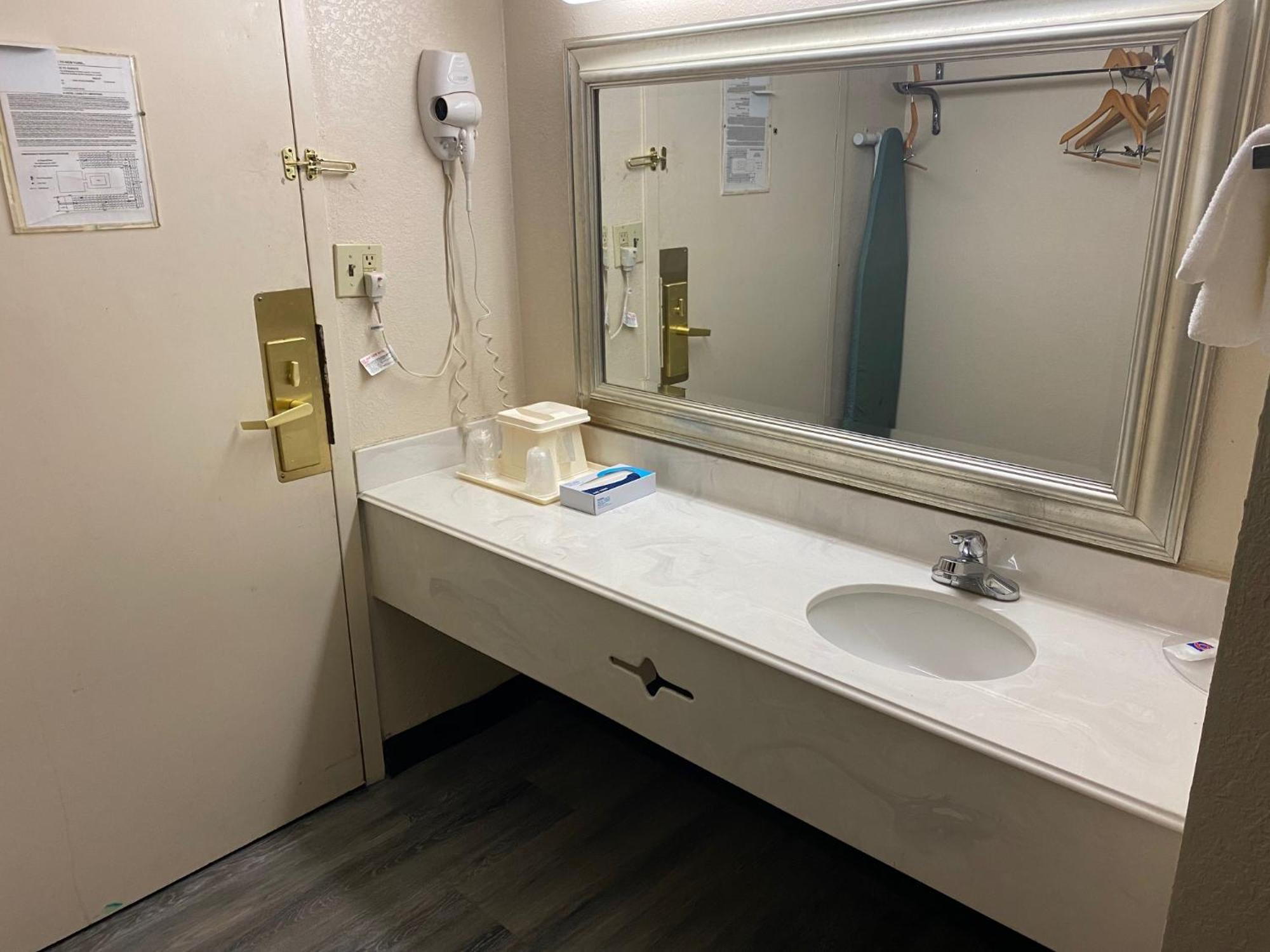 Motel 6 Rochester - Airport Exterior photo